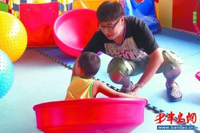 走进特教幼儿园 自闭患儿与义工"一见钟情"(图)